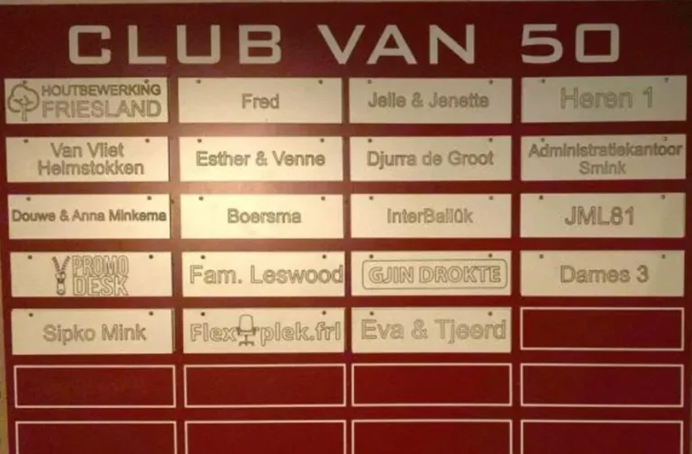 Het Club van 50-bord in de kantine van Sporthal De Trime