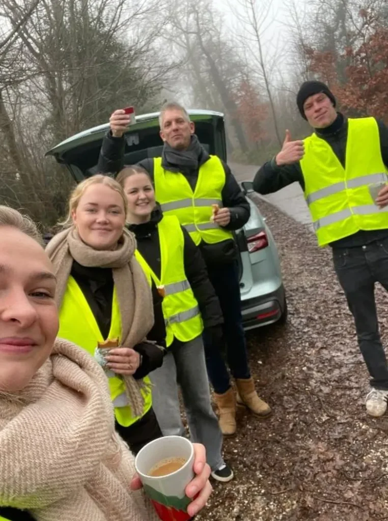 Vrijwilligers van DBS in gele hesjes langs de route van de Gaasterlân Run