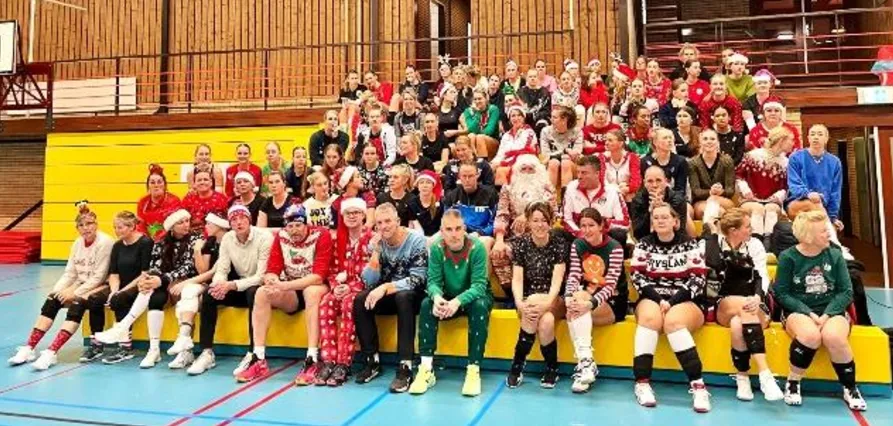 Leden van DBS verkleed als Rudolf, elfjes en de Kerstman bij het kersttoernooi in De Trime