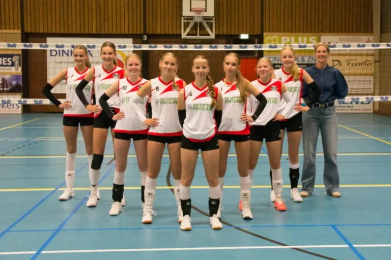 Teamfoto Meisjes B1 van volleybalvereniging DBS Balk, seizoen 2025-2026