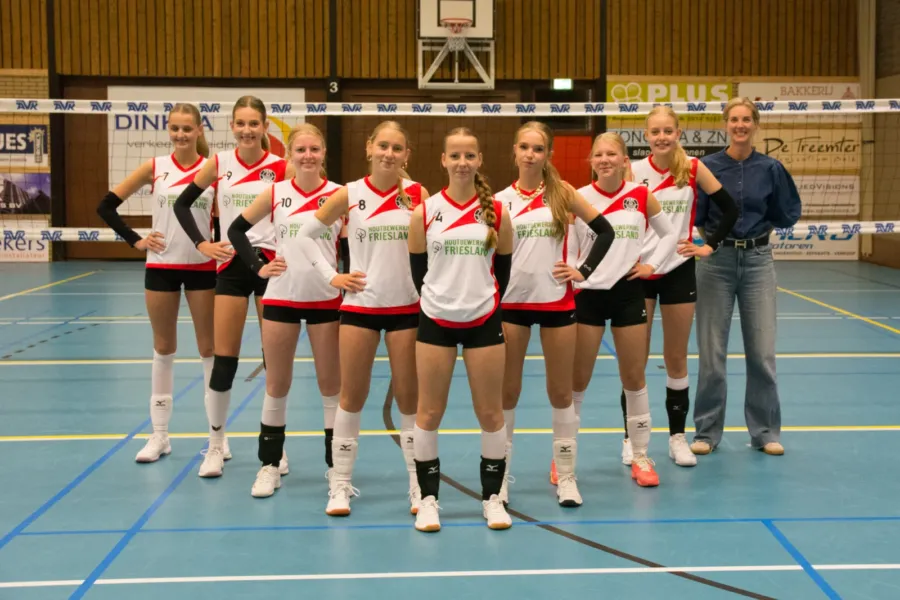 Teamfoto Meisjes B1 van volleybalvereniging DBS Balk, seizoen 2025-2026